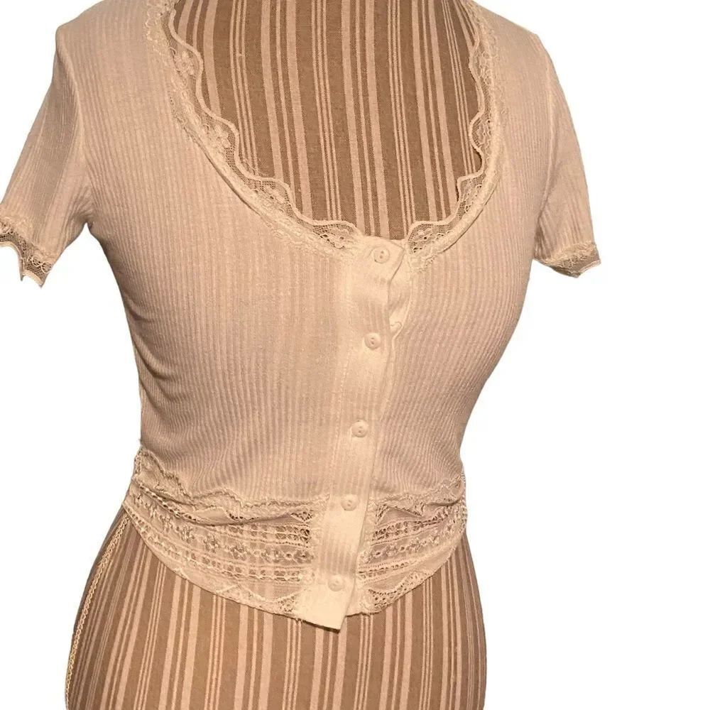 Caution to the wind juniors size medium lace top excellent condition